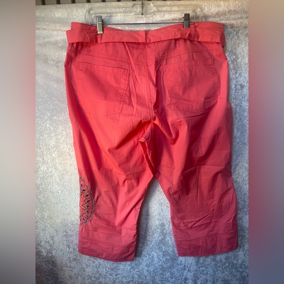 Crest Coral Pink Capris with Embroidered Mandala - Picture 6 of 7